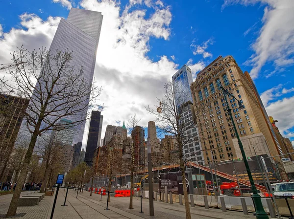 Freedom Tower e rua de Lower Manhattan — Fotografia de Stock