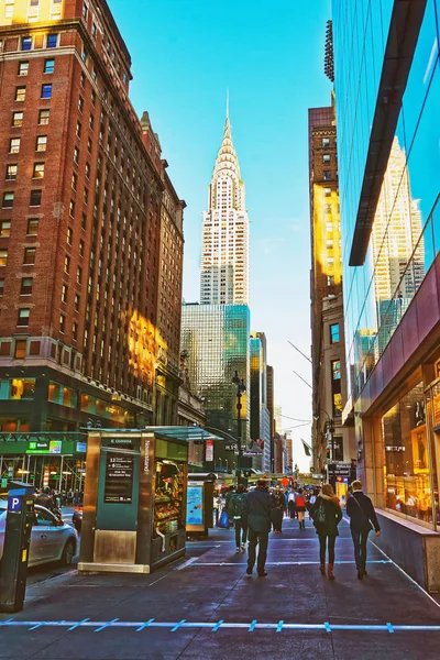 Восточная 42-я улица и Мэдисон-авеню с Chrysler Building USA — стоковое фото