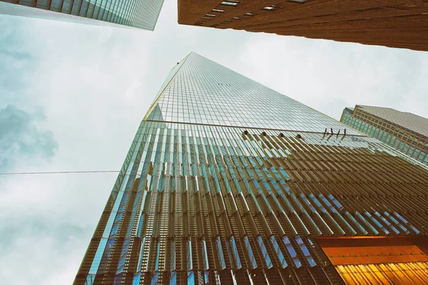 Bottom up view on glass skyscraper in USA New York — Stock Photo, Image