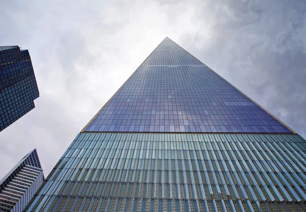 Vue du bas vers le haut sur gratte-ciel en verre États-Unis New York — Photo