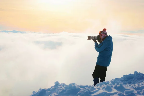 Hombre tomando fotos encima de Kasprowy Wierch Zakopane invierno —  Fotos de Stock