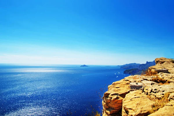 Calanque en el mar Mediterráneo en Costa Azul en Francia — Foto de Stock