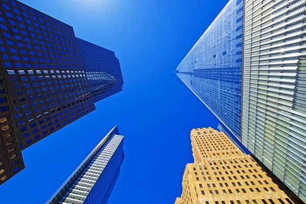 Grattacieli che salgono al cielo nella Lower Manhattan USA — Foto Stock
