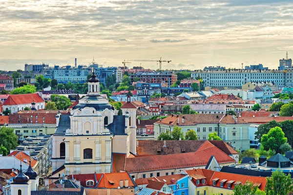 Tetti della Chiesa dello Spirito Santo nel centro storico di Vilnius — Foto Stock