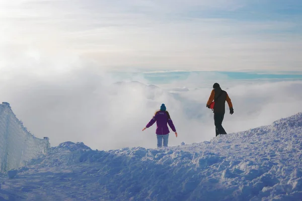 冬はカスプロヴィ ヴィェルフ山ザコパネ タトラ山脈の上部の人々 — ストック写真