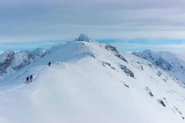 Альпинисты Каспровы Верчи зимой в Закопане — стоковое фото