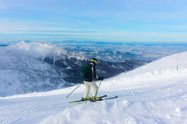 扎科帕内 Tatras 冬季 Kasprowy Wierch 的下坡滑雪者 — 图库照片