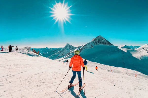 Mujer esquiadora esquiando en el glaciar Hintertux en el Tirol en Austria —  Fotos de Stock