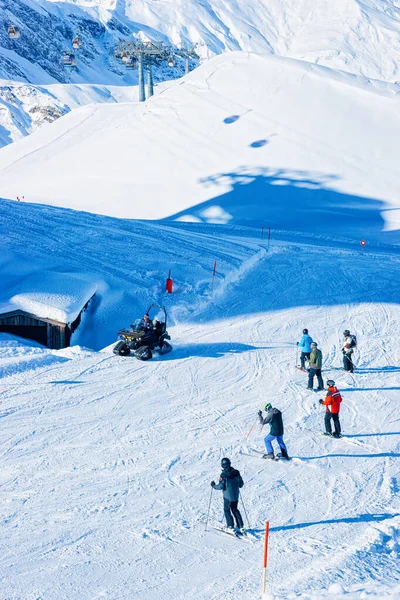 Narciarze i serwis skuter śnieżny w Zillertal Arena Austrii — Zdjęcie stockowe