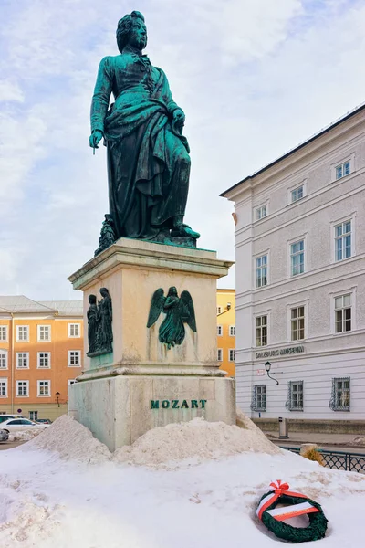 Pomnik Mozarta na placu Mozartplatz Stare miasto Salzburg — Zdjęcie stockowe