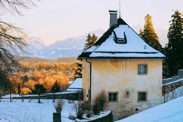 Puesta de sol desde la colina de Monchsberg en la casa del castillo con nieve Salzburgo — Foto de Stock