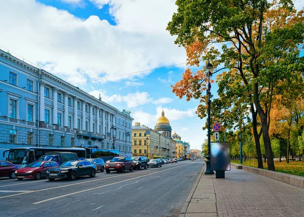 Carretera con tráfico de coches en la Catedral de San Isaac San Petersburgo —  Fotos de Stock