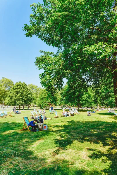 Turistas relajándose en St James Park en City Westminster Londres — Foto de Stock