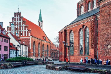 Yaşlı Riga kilisesine bak.