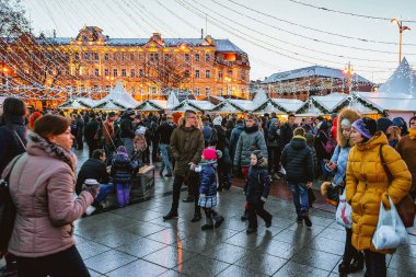 Vilnius 'taki Akşam Noel pazarındaki insanlar