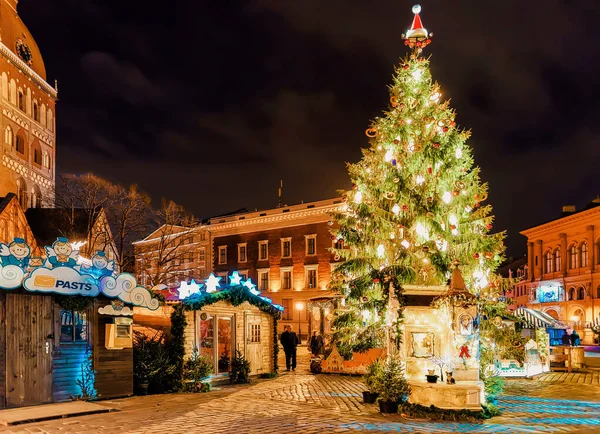 Lichtgevende kerstboom Koepelplein in Riga Letland — Stockfoto
