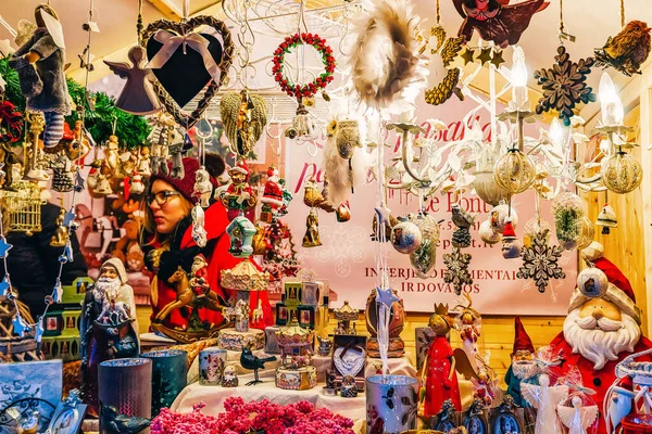 Украшение елки на Рождественском рынке в Вильнюсе — стоковое фото