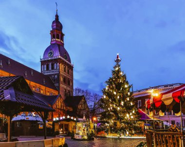 Kubbe Meydanı 'ndaki Noel pazarında Xmas ağacı tezgahları Riga