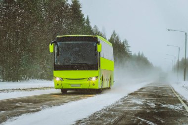 Rovaniemi 'de Lapland yolunda yolcu otobüsü