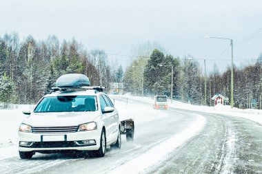 Finlandiya 'da çatıda bagaj rafı olan araba