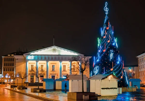 ヴィリニュス市庁舎の伝統的なクリスマスマーケット — ストック写真