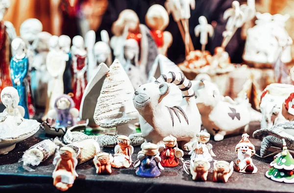 Små keramiska souvenirer på julmarknaden i Riga — Stockfoto