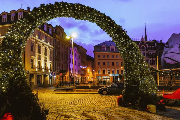 Boog op kerstmarkt op Dome Square in Riga avond — Stockfoto