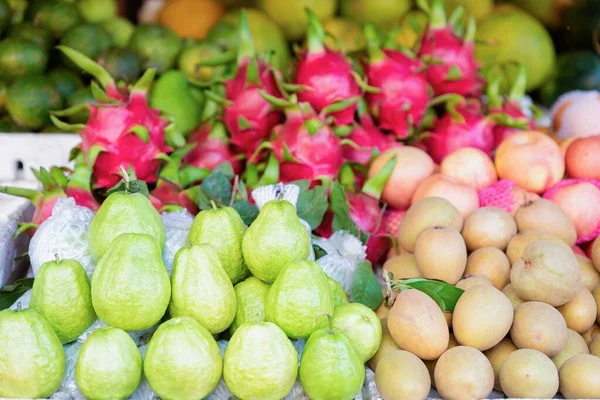 Pitaya Drachenfrucht grüne Guave und Sapodilla in Hanoi — Stockfoto