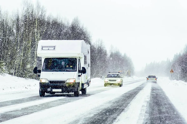 Caravan in de weg in Rovaniemi Finland van de winter Lapland — Stockfoto