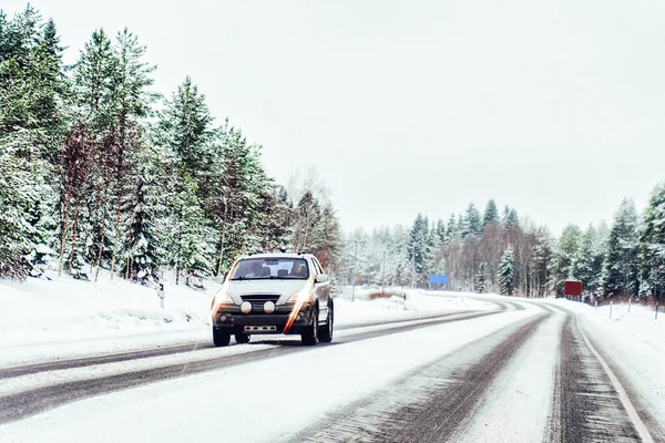 Carro na estrada de inverno em Rovaniemi da Lapônia Finalnd — Fotografia de Stock
