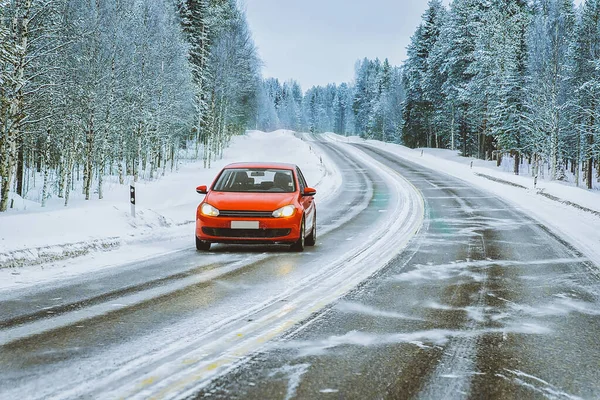 Coche en la carretera de invierno en Rovaniemi en Laponia —  Fotos de Stock