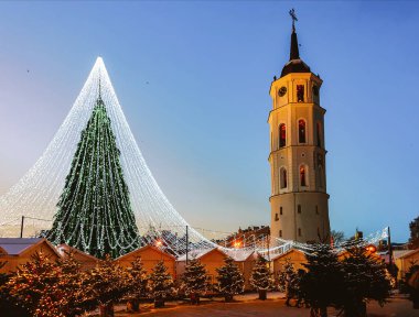 Vilnius Katedral Meydanı 'ndaki Noel ağacı