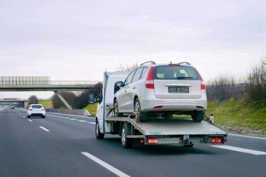 Aracı olan çekici yolda garanti veriyor.