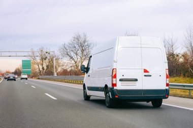 beyaz minibüs yolu üzerinde