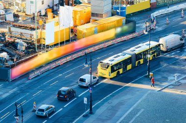 Berlin 'de arabalı ve Noel süslemeli bir cadde