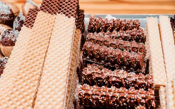 Zoete wafels geglazuurd met chocolade in Vilnius kerst markt Advent — Stockfoto