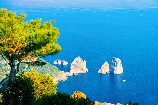 Capri Island och Faraglioni nära Neapel Italien — Stockfoto