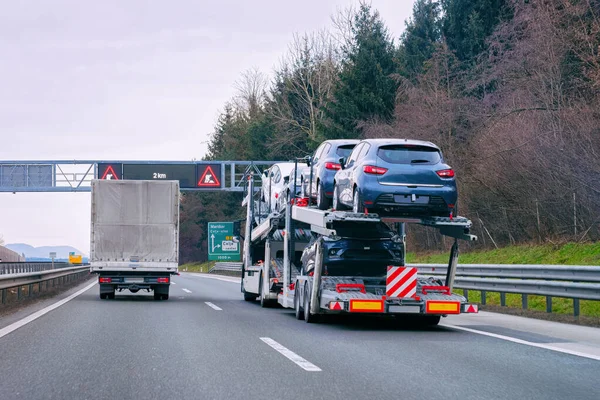 Osobní transportér nákladní automobil v silnici — Stock fotografie