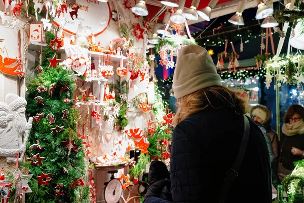 Mulher comprando Cerâmica Decorações Árvore de Natal Night Market Gendarmenmarkt Berlim — Fotografia de Stock