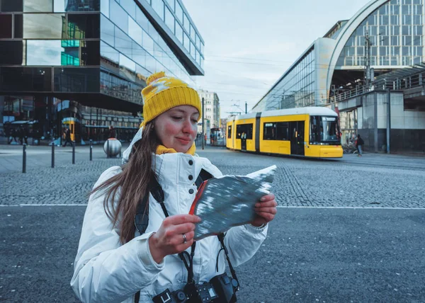 Młoda dama podróżuje z turystyczną mapą miasta w Berlinie — Zdjęcie stockowe