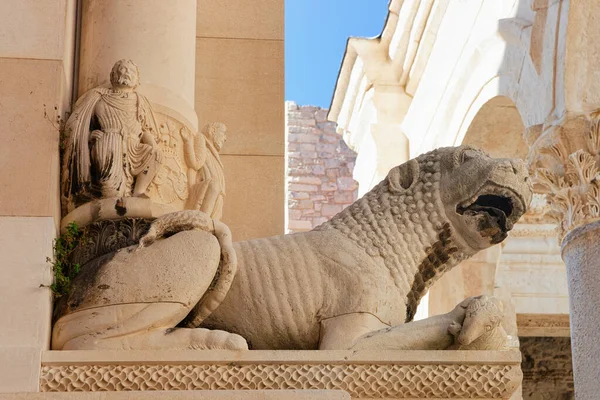 Sculptures au Palais Dioclétien de la vieille ville Split — Photo