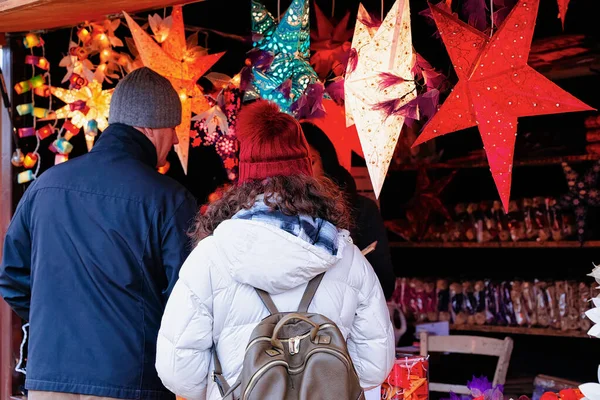 Lidé ve Star Lantern Stall na vánočním trhu Charlottenburg Palace — Stock fotografie