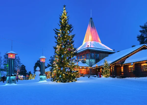 Koło podbiegunowe lampy w Santa Office wieczorem Santa Village — Zdjęcie stockowe