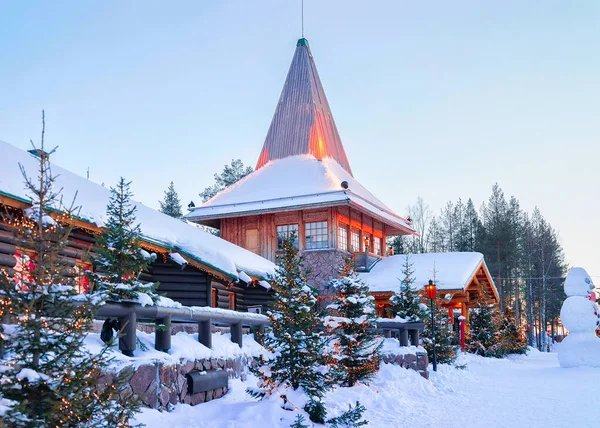 Santa Office e árvores de Natal em Santa Village Rovaniemi Lapônia — Fotografia de Stock