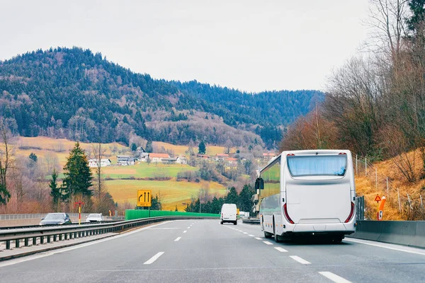 Vit turistbuss på väg på motorvägen — Stockfoto