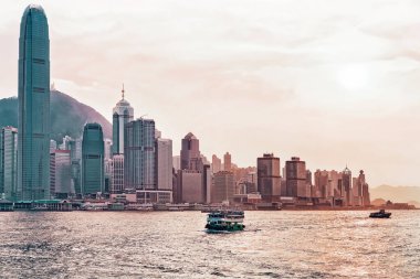 Gün batımında, Victoria Limanı ve Hong Kong manzarası içinde Star Feribot