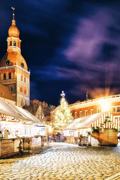 리가 대성당 근처에 있는 크리스마스 마켓 거리 — 스톡 사진