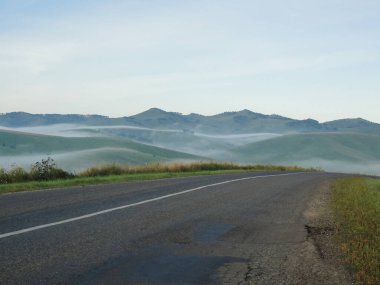 Otobanda sis ve manzarası olan boş yol