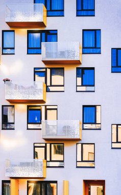 Modern konut dairesi ve apartmanın pencereleriyle yüz yüze