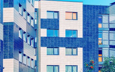 Modern konut apartmanının pencereleriyle yüz yüze